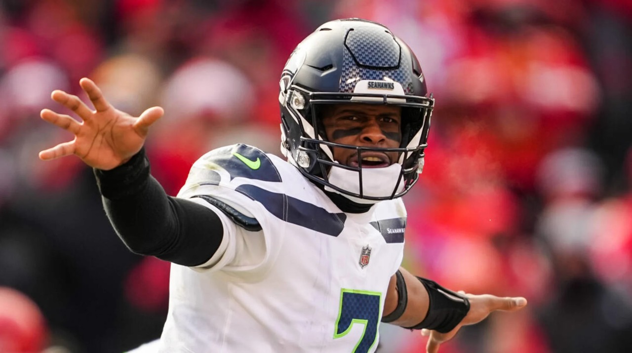 Geno Smith, el jugador clave de los Seahawks en la temporada 2022. Firmó extensión y será indiscutido para la próxima campaña. (Jay Biggerstaff-USA TODAY Sports)