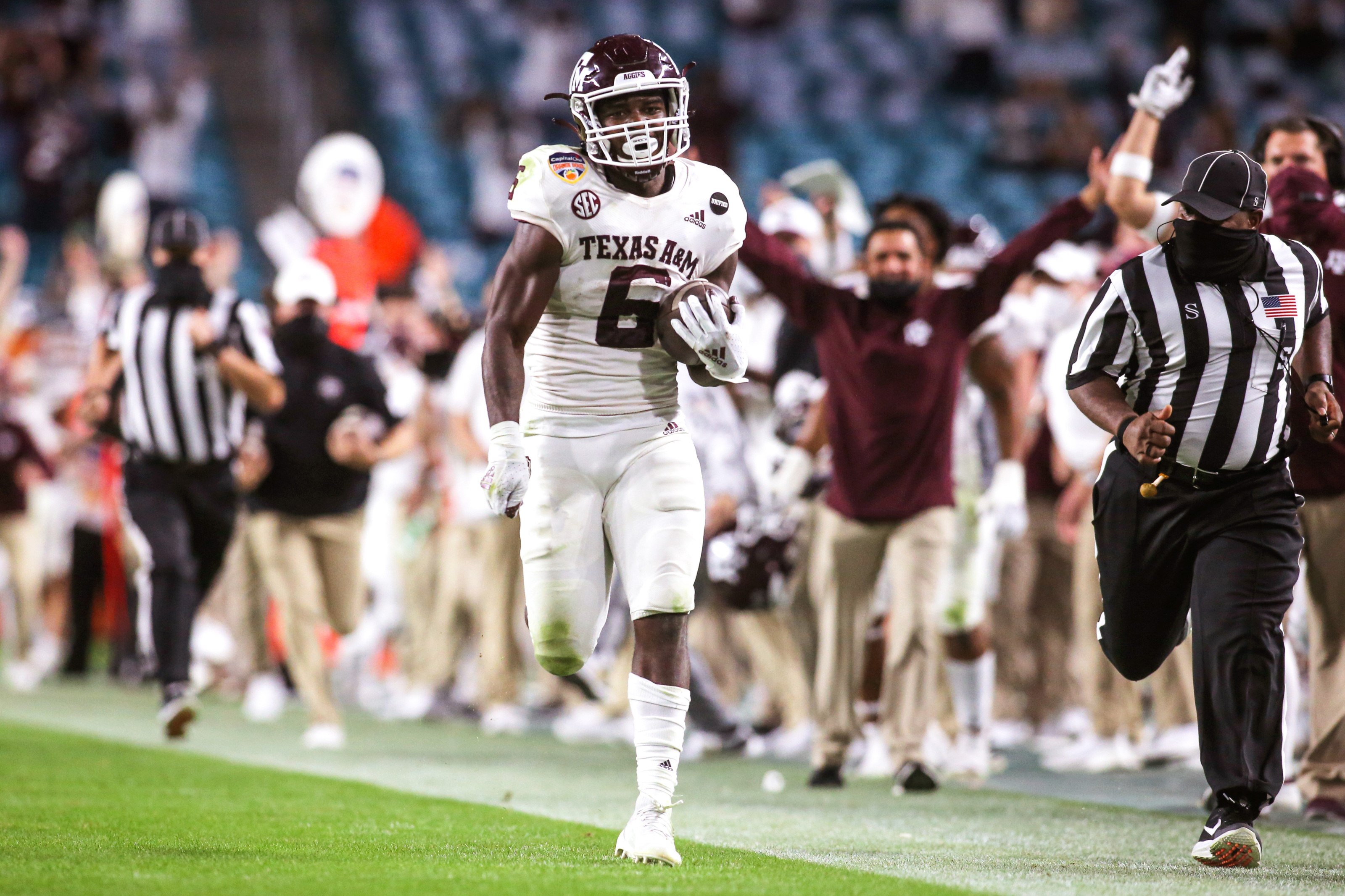 Devon Achane, estrella de Texas A&M, se declara para el draft