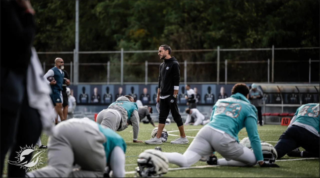 VIDEO: El incómodo momento del entrenador de Miami Dolphins con periodistas en Alemania