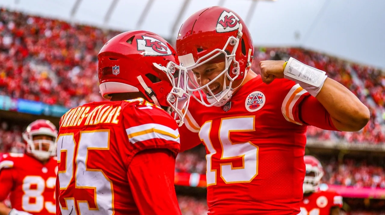 Se alegra Patrick Mahomes: Kansas City Chiefs mantendrá en el equipo a uno de sus principales corredores