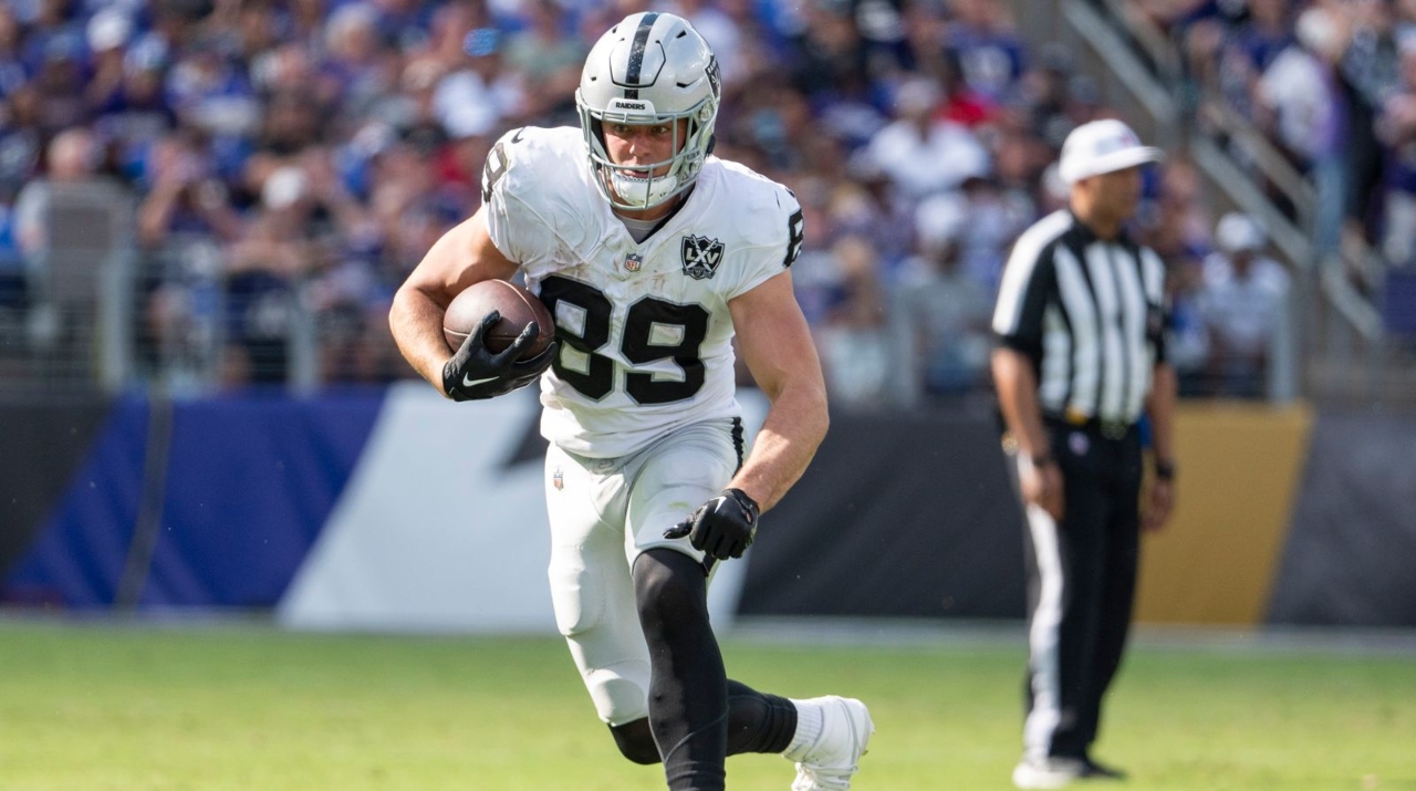 Brock Bowers quiebra récord de Puka Nacua y se mete en la historia grande de la NFL