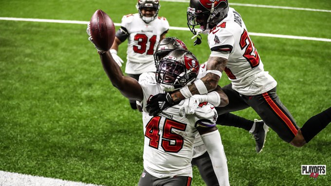 Tampa Bay capitalizó turnovers para avanzar a la ronda de campeonato