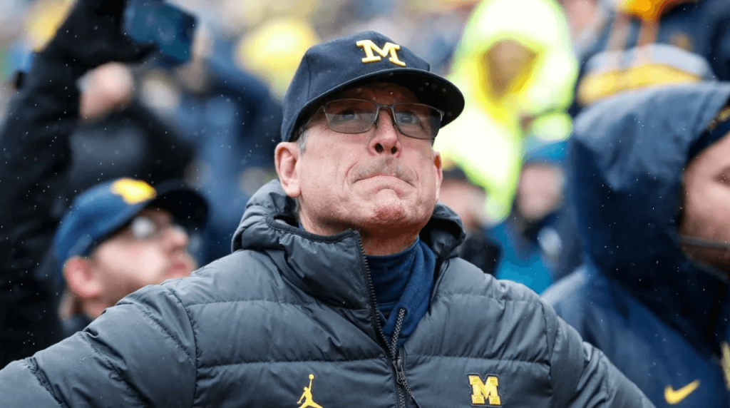 Jim Harbaugh y sus Wolverines de Michigan están una vez más bajo la lupa de la NCAA. / Créditos: Sports Illustrated