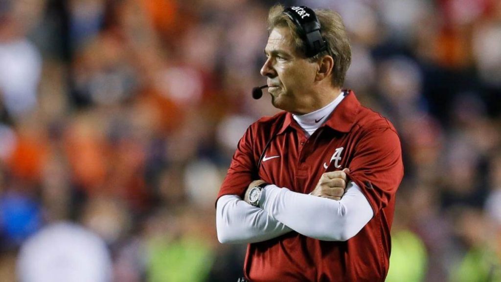 Nick Saban es una de las figuras que tiene no solamente Alabama sino que el futbol americano colegial, por eso la importancia de mantenerlo. Foto: CBS Sports.