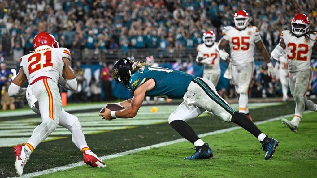 Trevor Lawrence alcanza el ingoal para anotar un touchdown épico ante los Chiefs (vía: AP)