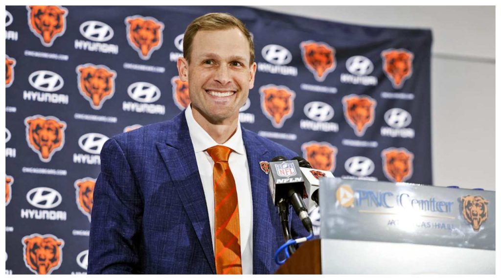 Ben Johnson en la conferencia de prensa de su presentación como entrenador principal de los Chicago Bears (Fotografía: ChicagoBears.com)