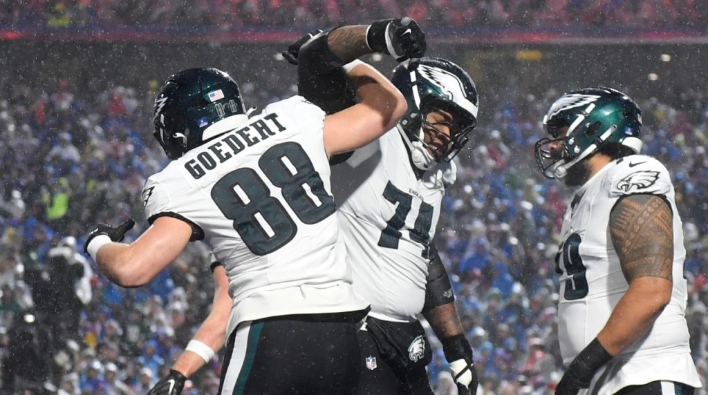 Dallas Goedert y Fred Johnson en el juego de Philadelphia Eagles frente a Buffalo Bills, el 28 de diciembre, 2025. Imagen: AP Photo-Adrian Kraus