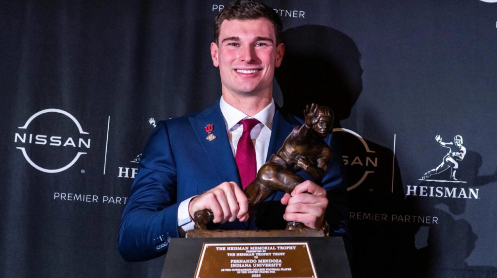 Fernando Mendoza sostiene el Trofeo Heisman tras su histórica temporada con Indiana University. Foto: Noticentro.