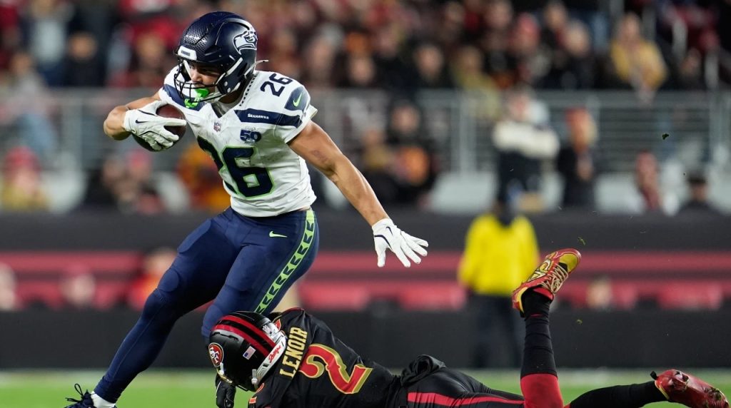 Zach Charbonnet en el juego de Seattle Seahawks frente a San Francisco 49ers, el 3 de enero, 2026. Imagen: AP Photo-Godofredo A. Vásquez