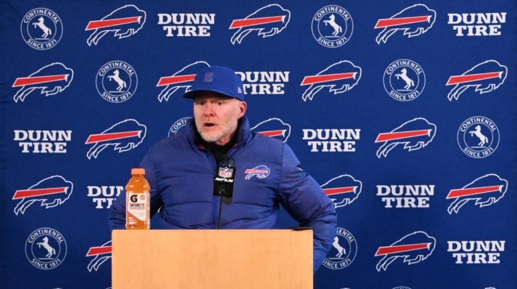 Sean McDermott, durante la conferencia posterior al juego de Buffalo Bills frente a Denver Broncos, el 17 de enero, 2026. Imagen: AP Photo-RJ Sangosti