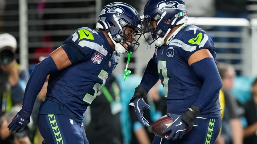 Uchenna Nwosu festejando su touchdown con Nick Emmanwori, en el Super Bowl LX, el 8 de febrero, 2026. Imagen: AP Photo-Julio Cortez