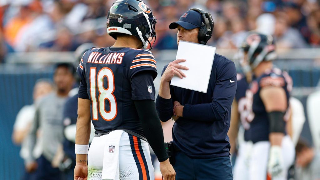 Ben Johnson y Caleb Williams cambiaron la cara de los Chicago Bears (vía: AP).