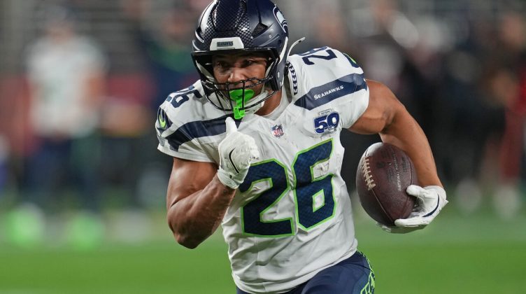 Zach Charbonnet será el RB titular de los Seattle Seahawks una vez se recupere de su lesión // Foto: Neville E. Guard-Imagn Images