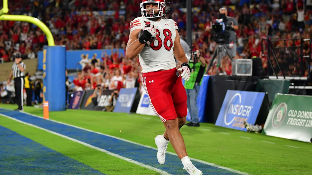 Dallen Bentley anotando un touchdown con la universidad de Utah(Fotografía: Sports Illustrated)