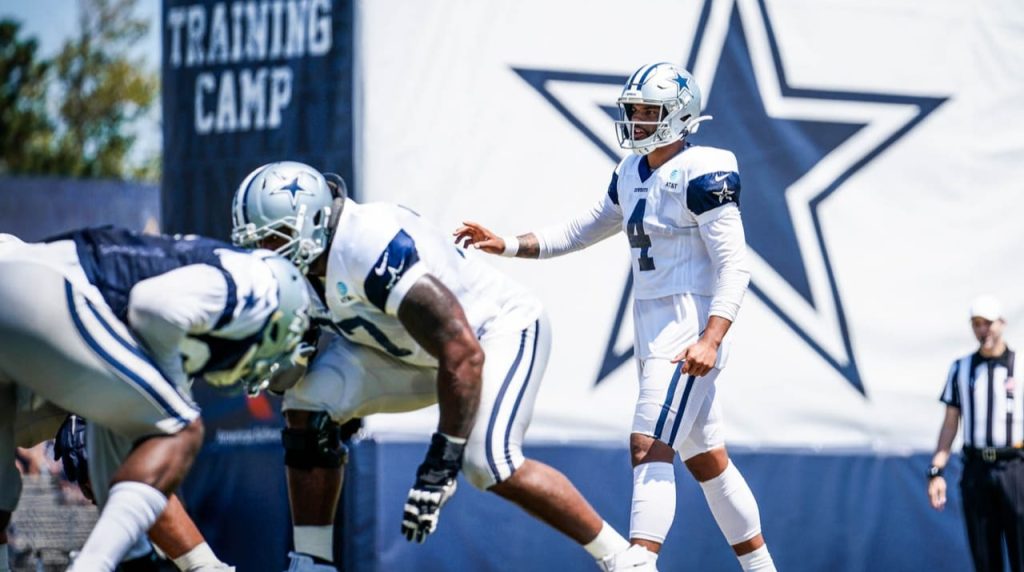 Dak Prescott bajo el centro durante el training camp de Dallas Cowboys en Oxnard. Imagen: Getty Images