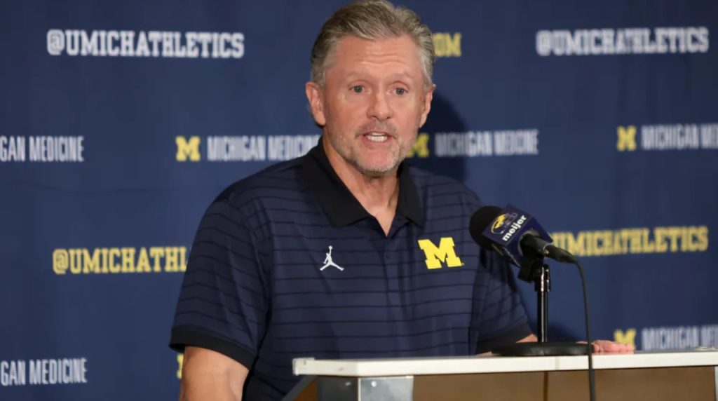 Kyle Whittingham habla durante la conferencia de prensa en la que fue presentado como nuevo entrenador de Michigan Wolverines. Imagen: Dustin Markland/Getty Images.