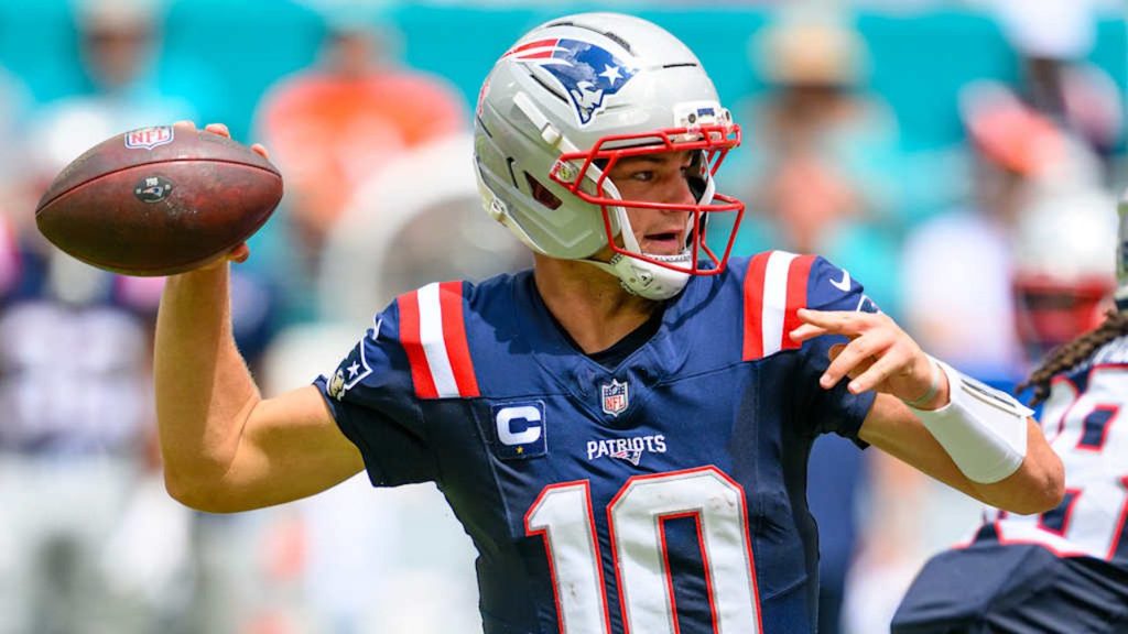 Drake Maye debe mejorar y no sufrir tantas intercepciones y quieren volver al triunfo. Foto: nfl.com